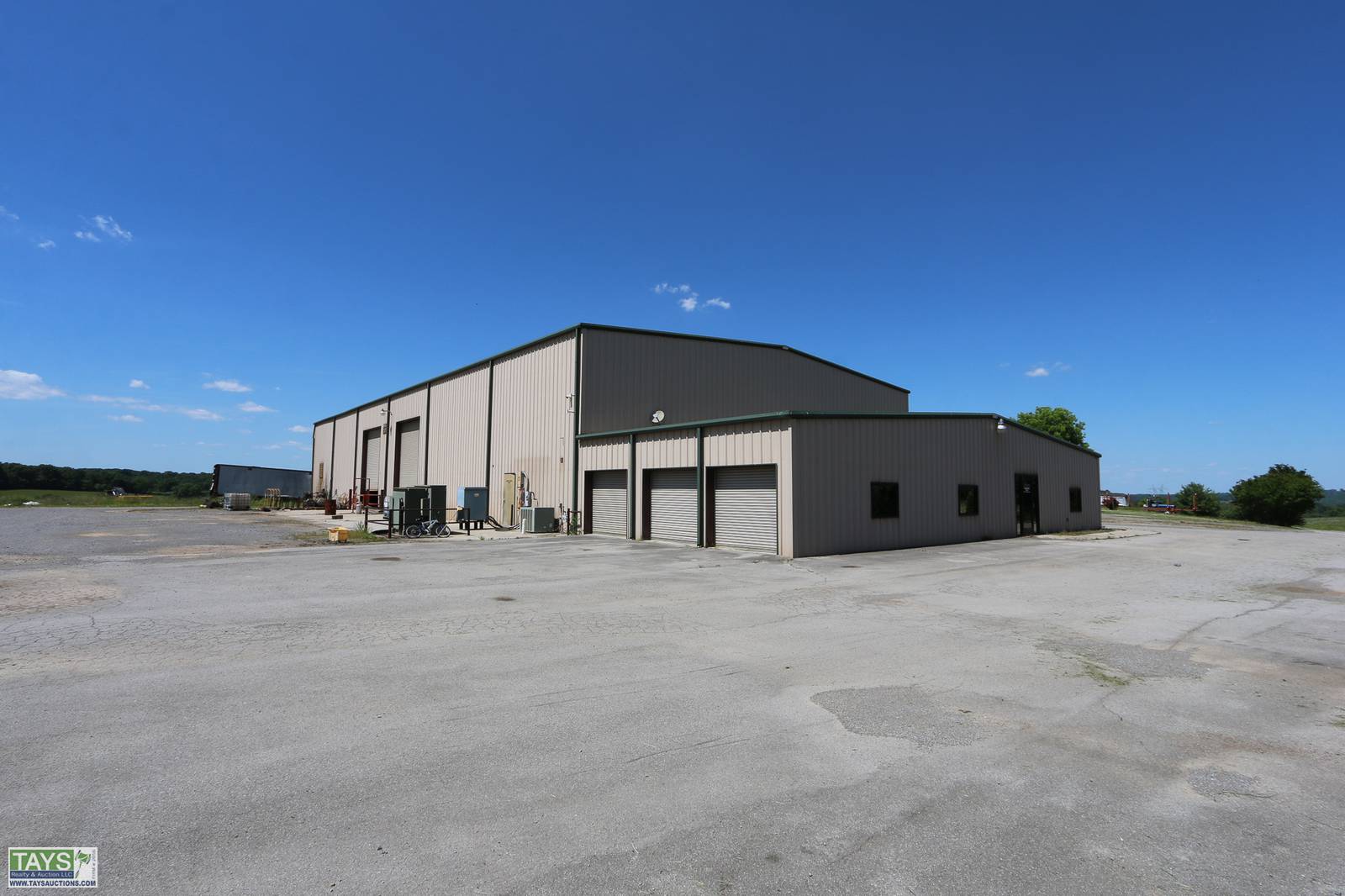 ONLINE FORECLOSURE AUCTION:12,740 Sq.Ft. COMMERCIAL BUILDING & 2 HOMES on 13.84 Ac±