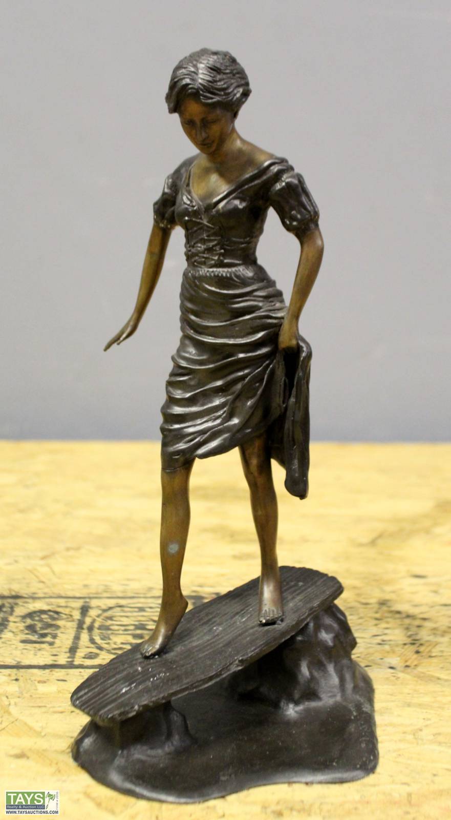 Tays Realty & Auction Auction ONLINE ABSOLUTE AUCTION FURNITURE