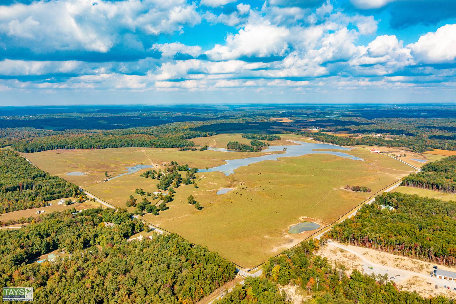 ONLINE ABSOLUTE AUCTION: LAKEVIEW FARMS - 3 HOMES - BARNS - LAKE on 1,065 Ac±