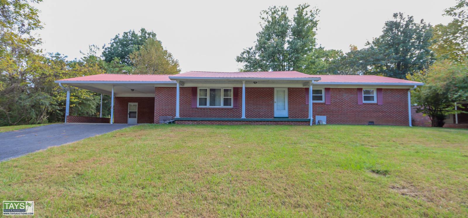 ONLINE ABSOLUTE AUCTION: 4 BR / 2 BA BRICK HOME on 0.43 Ac±