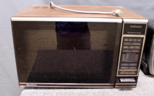 Qty 2 Countertop Microwave Ovens (Oster, Sunbeam) - Oahu Auctions